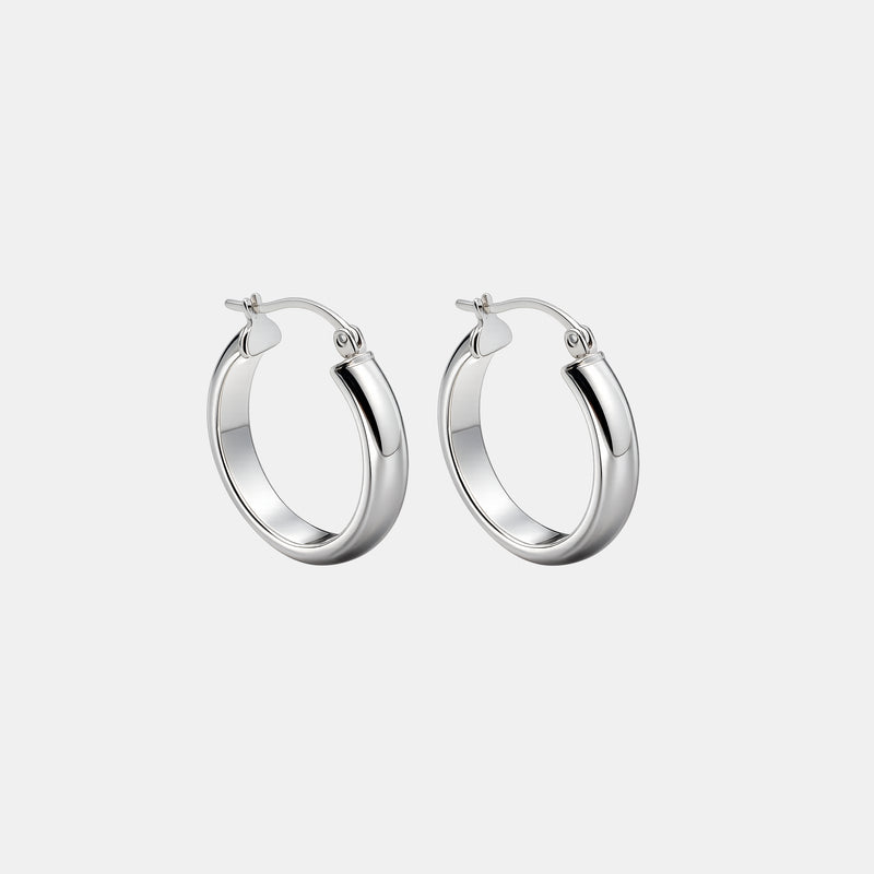 Arracadas Néa de plata .925 con diseño huggie de tubo 4.2 mm y acabado pulido.