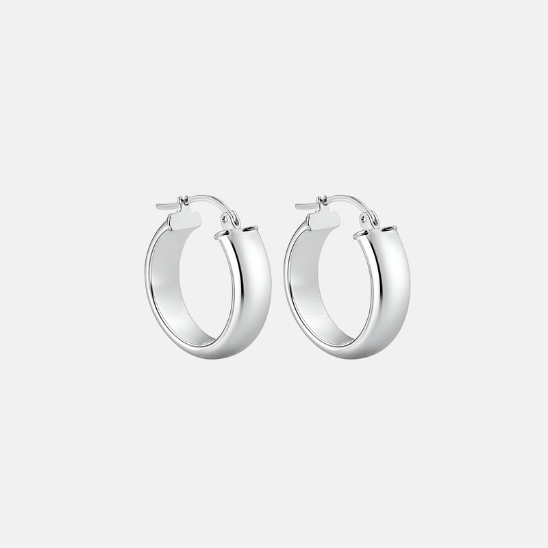 Arracadas Belle de plata .925 con diseño huggie ancho y acabado pulido.