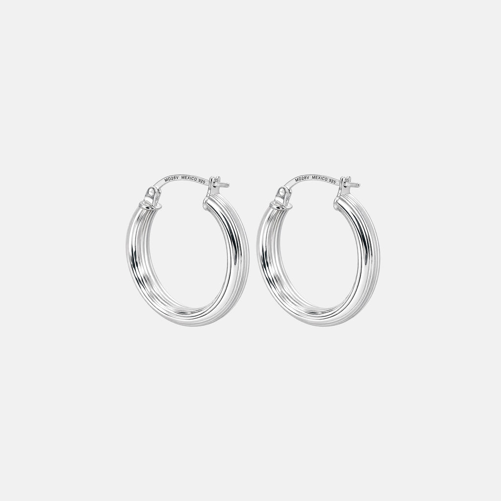 Arracadas Brisa de plata .925 con diseño huggie y acabado pulido.