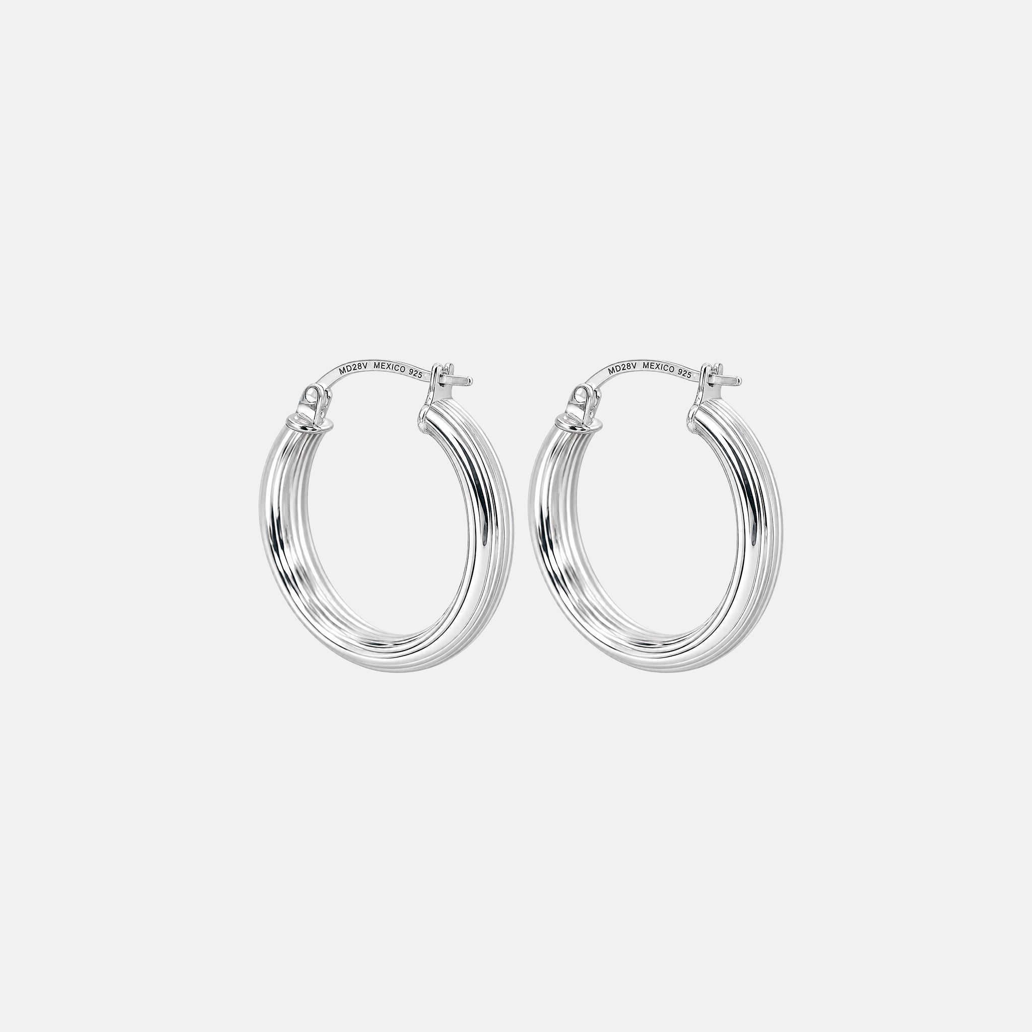 Arracadas Brisa de plata .925 con diseño huggie y acabado pulido.