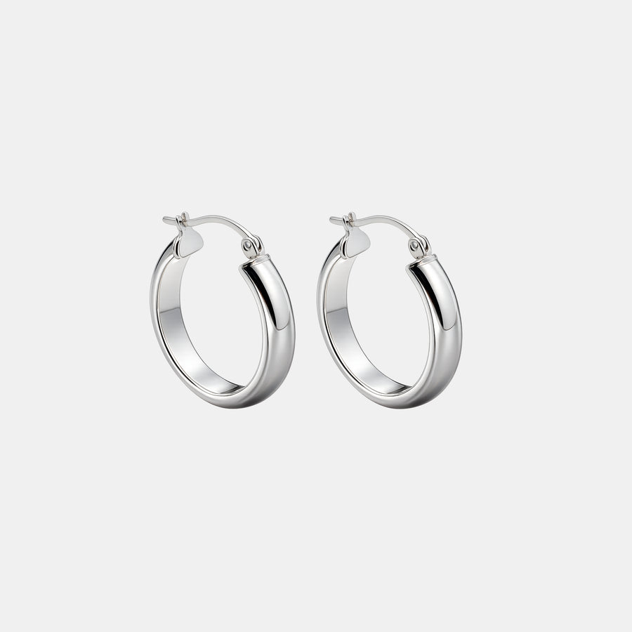 Arracadas Néa de plata .925 con diseño huggie de tubo 4.2 mm y acabado pulido.