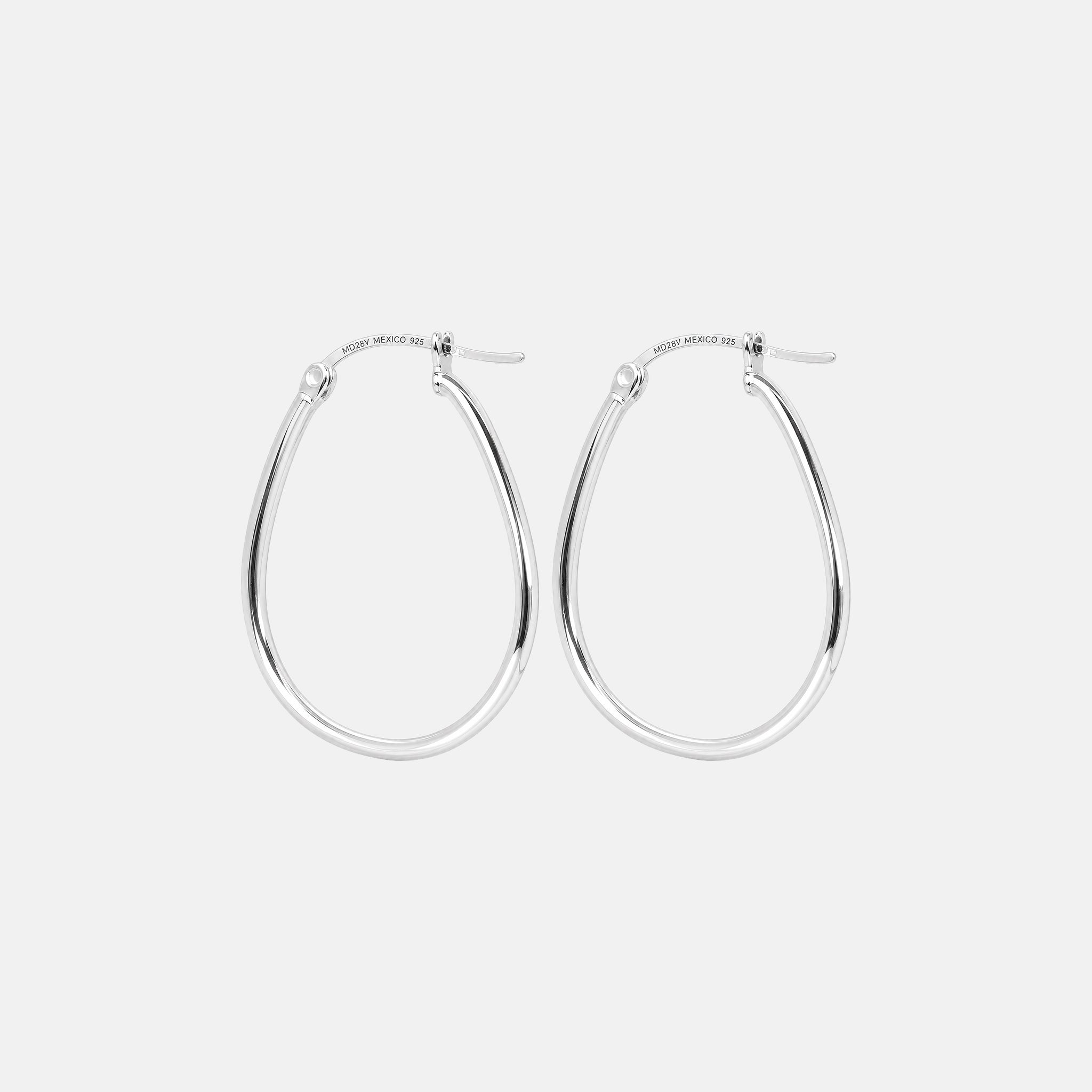 Arracadas Órbita de plata .925 con diseño ovalado y acabado pulido.