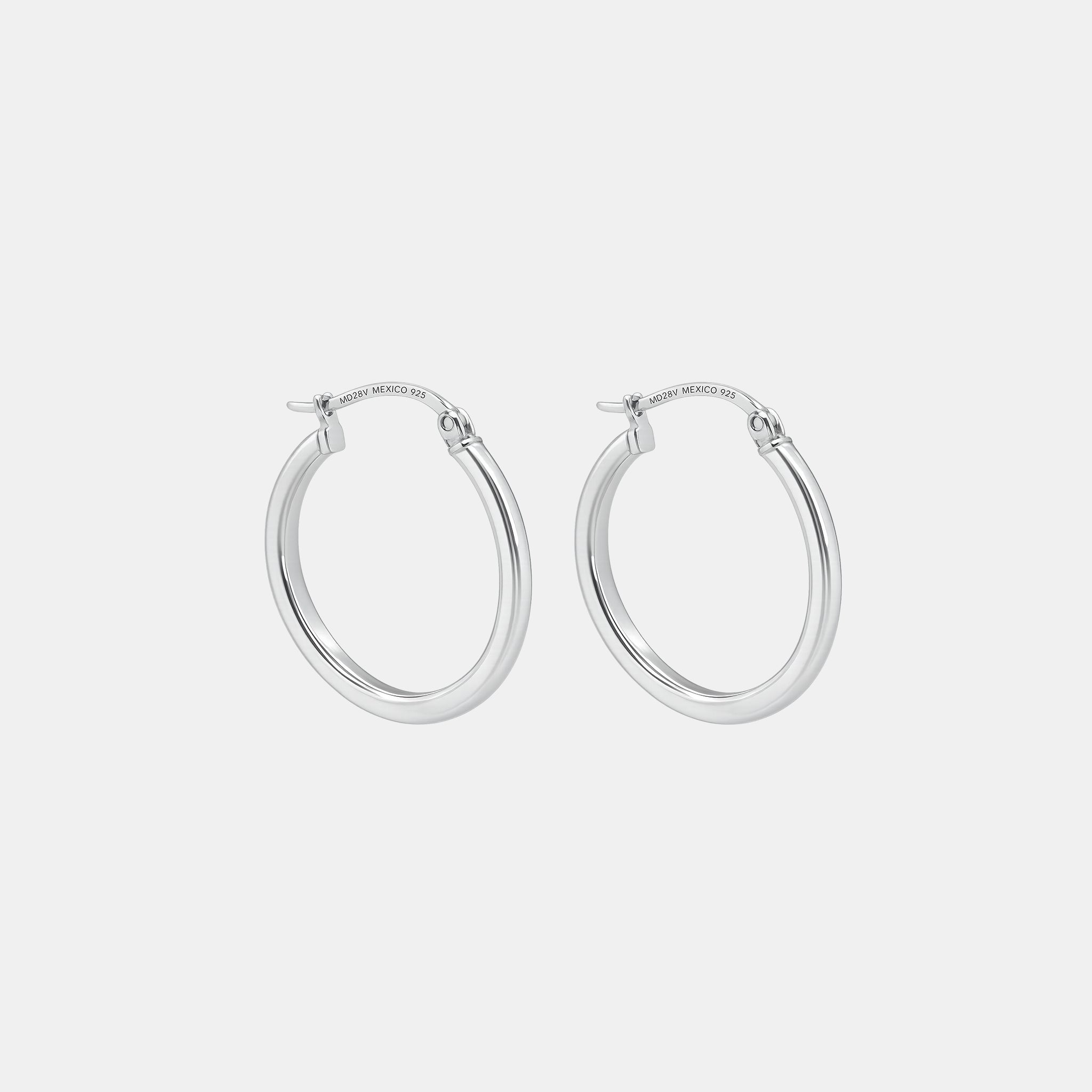 Arracadas Sia de plata .925 con diseño de aro y tubo de 2.5 mm.