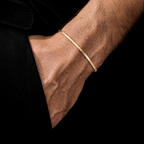 Brazalete Clásico oro sólido 10k puesto en muñeca