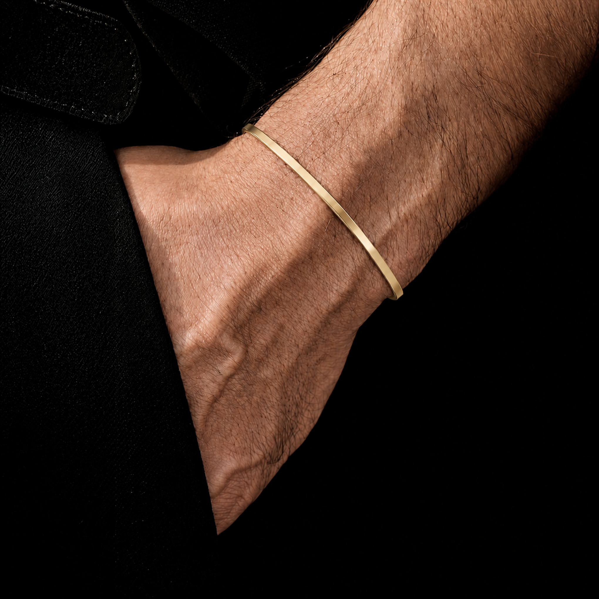Brazalete Clásico oro sólido 10k puesto en muñeca