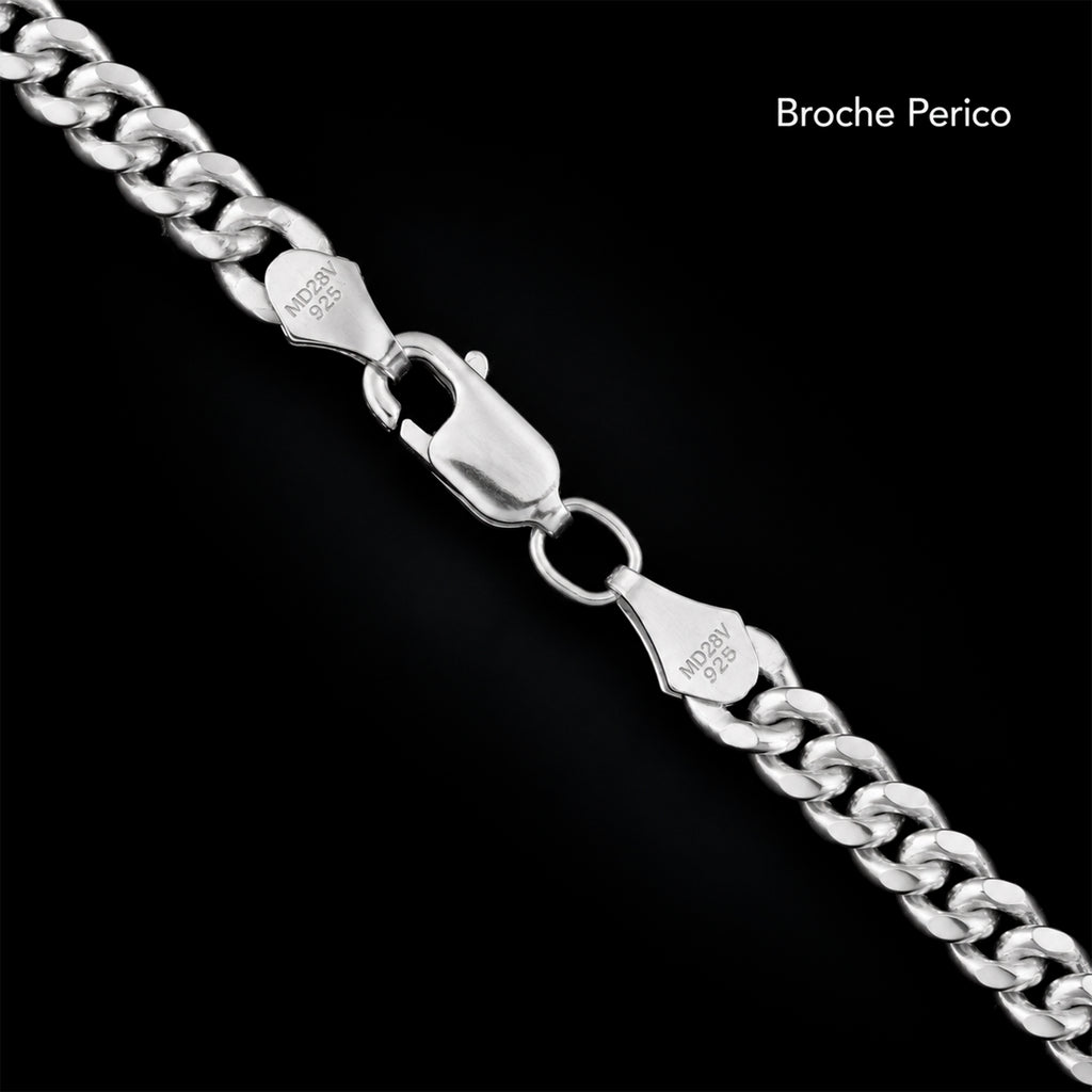 Primer plano del broche de la cadena cubana de 4 mm en Plata .925, mostrando el mecanismo de cierre y la unión con los eslabones.