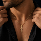 Collar Cruz Cristo en oro sólido 10K, vista cercana sobre el pecho.