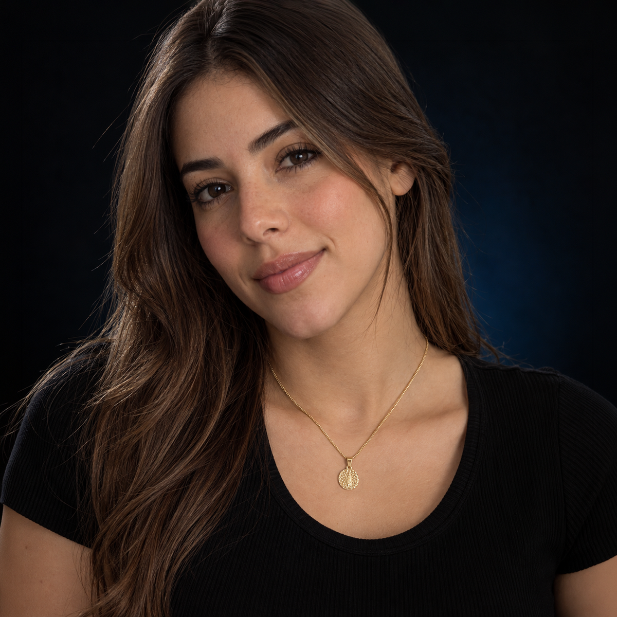 Modelo usando Collar Medalla Virgen en oro sólido 10K con cadena de 1 mm.