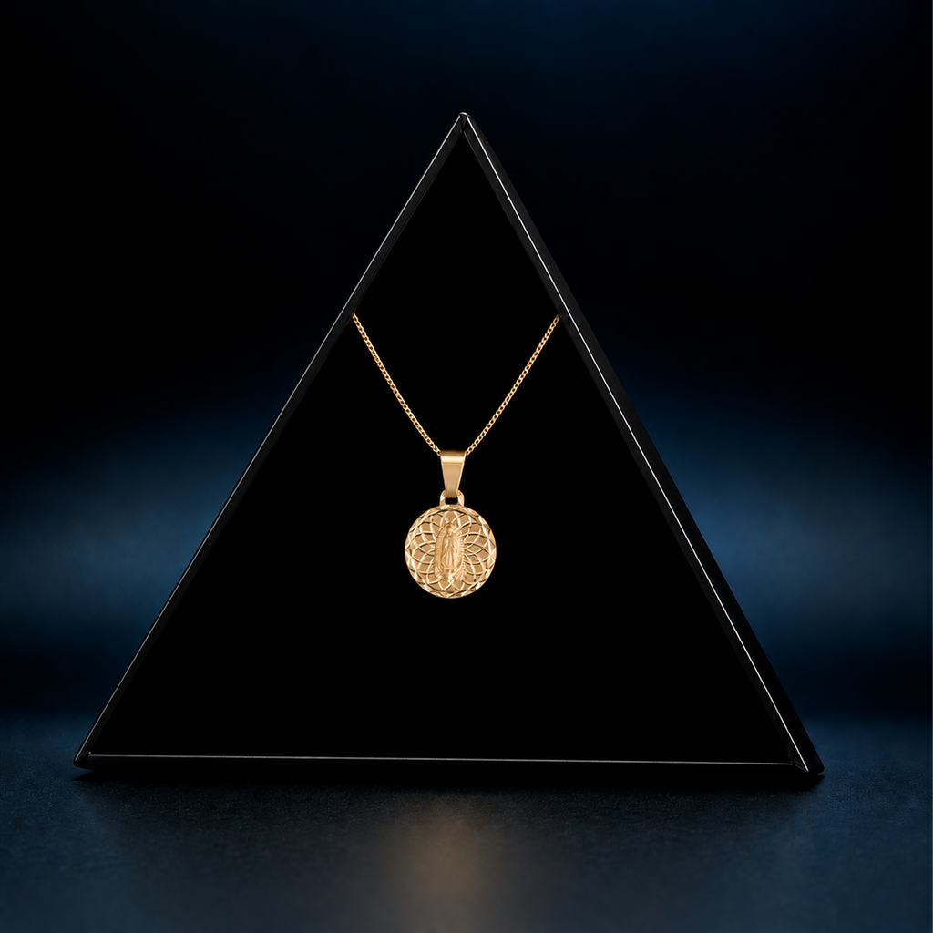 Collar Medalla Virgen en oro sólido 10K presentado sobre exhibidor negro con Cadena Cuban Link de 1 mm.