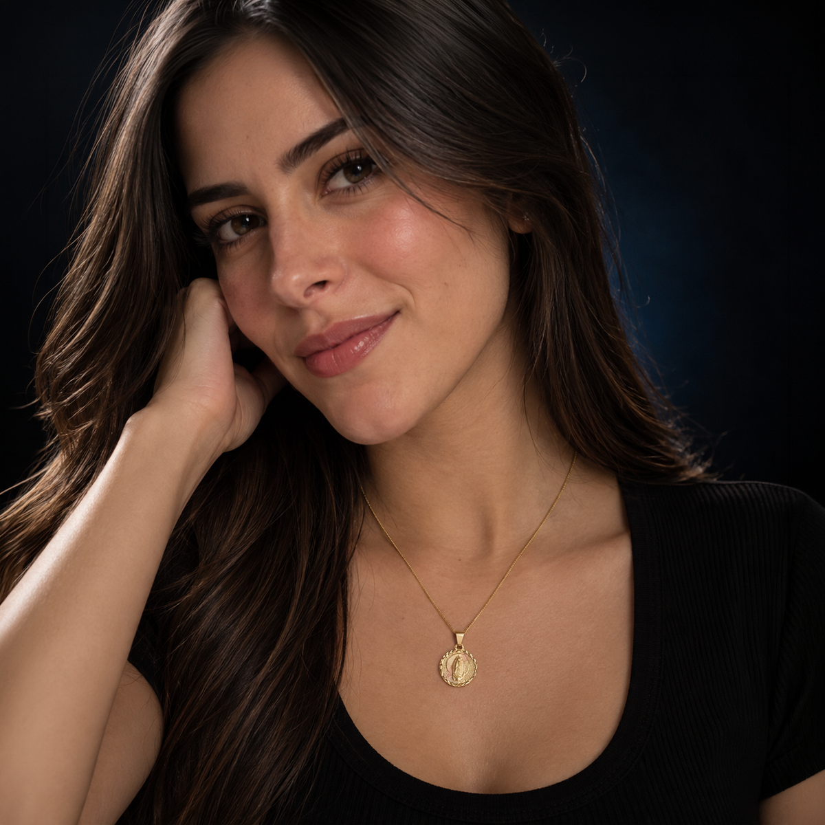 Modelo usando Collar Virgen de Guadalupe en oro sólido 10K con Cadena Cuban Link de 1 mm.