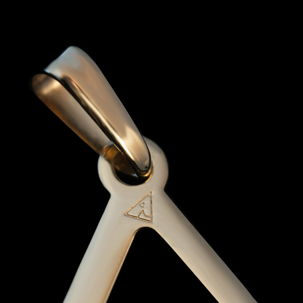 Triangulum (Oro Sólido) Dije