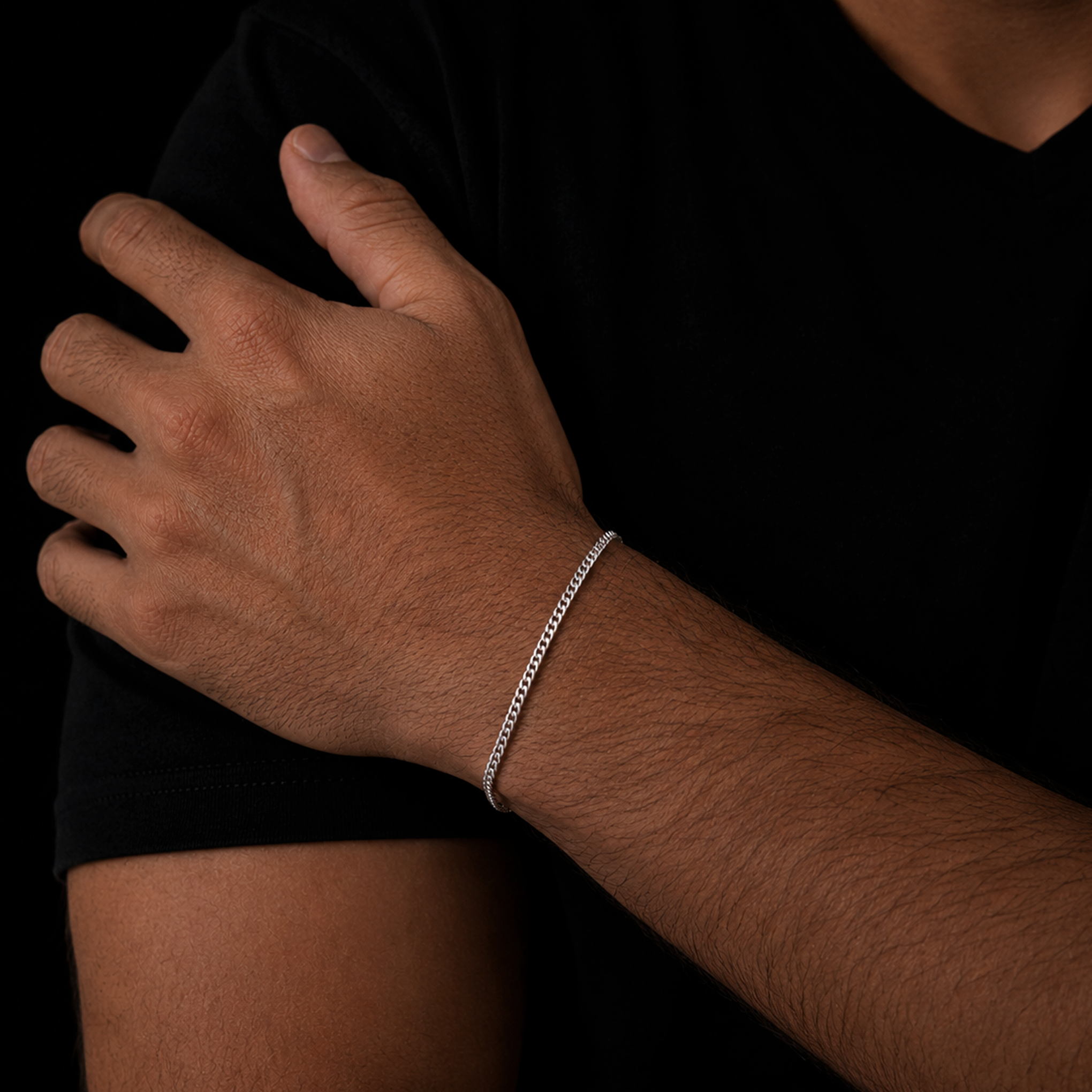 Hombre usando pulsera Cuban Link de plata .925