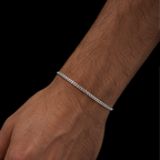 Pulsera Cuban Link de plata .925 en muñeca de hombre.