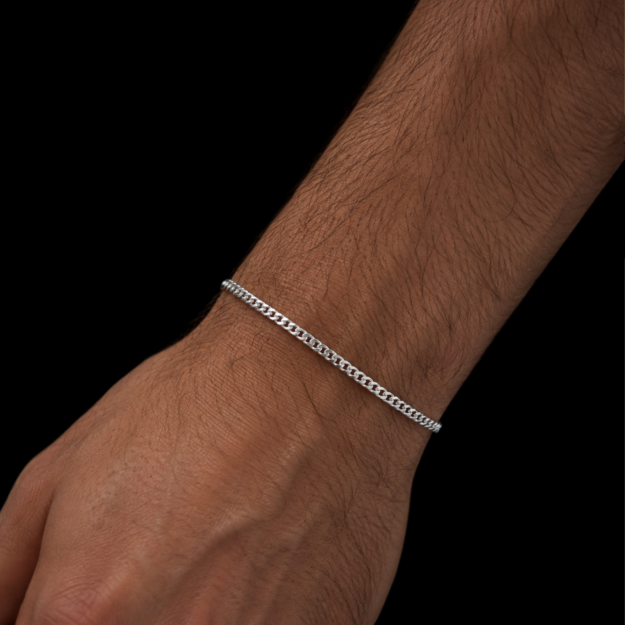 Pulsera Cuban Link de plata .925 en muñeca de hombre.