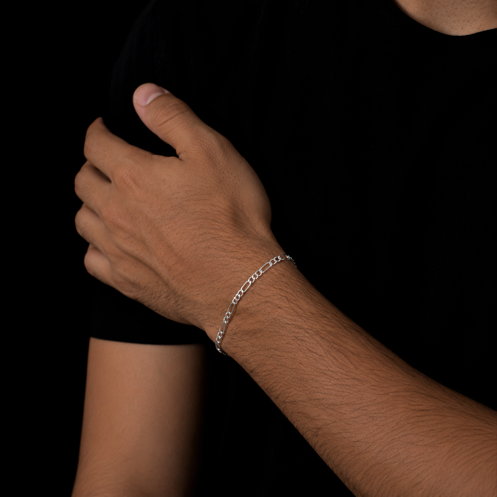 Hombre usando pulsera Figaro 3x1 2mm de plata .925