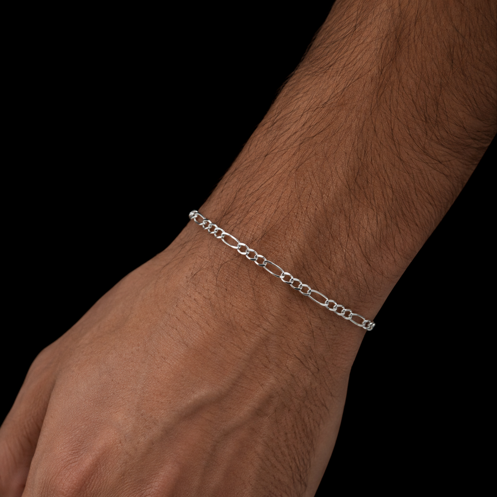 Pulsera Figaro 3x1 2mm de plata .925 en muñeca de hombre.