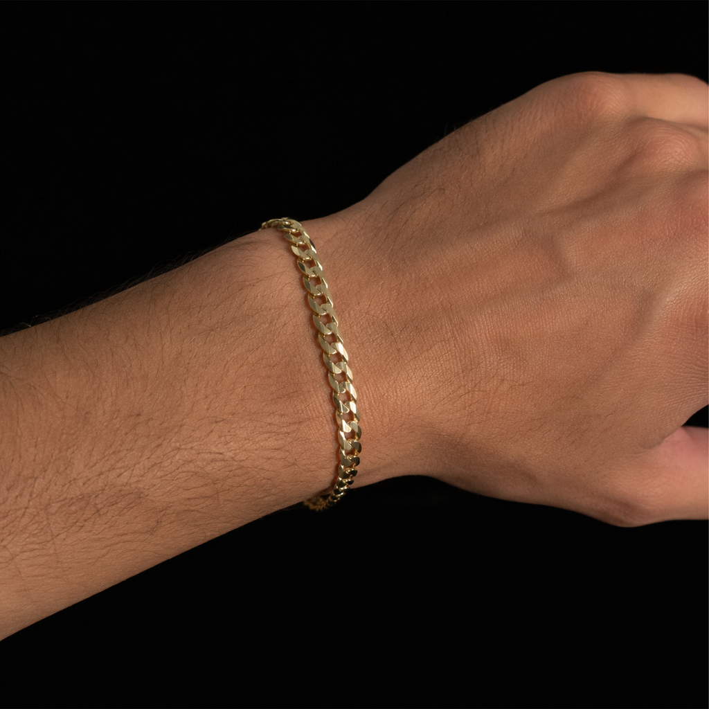 Pulsera Curb 5mm de oro sólido para hombre puesta en muñeca