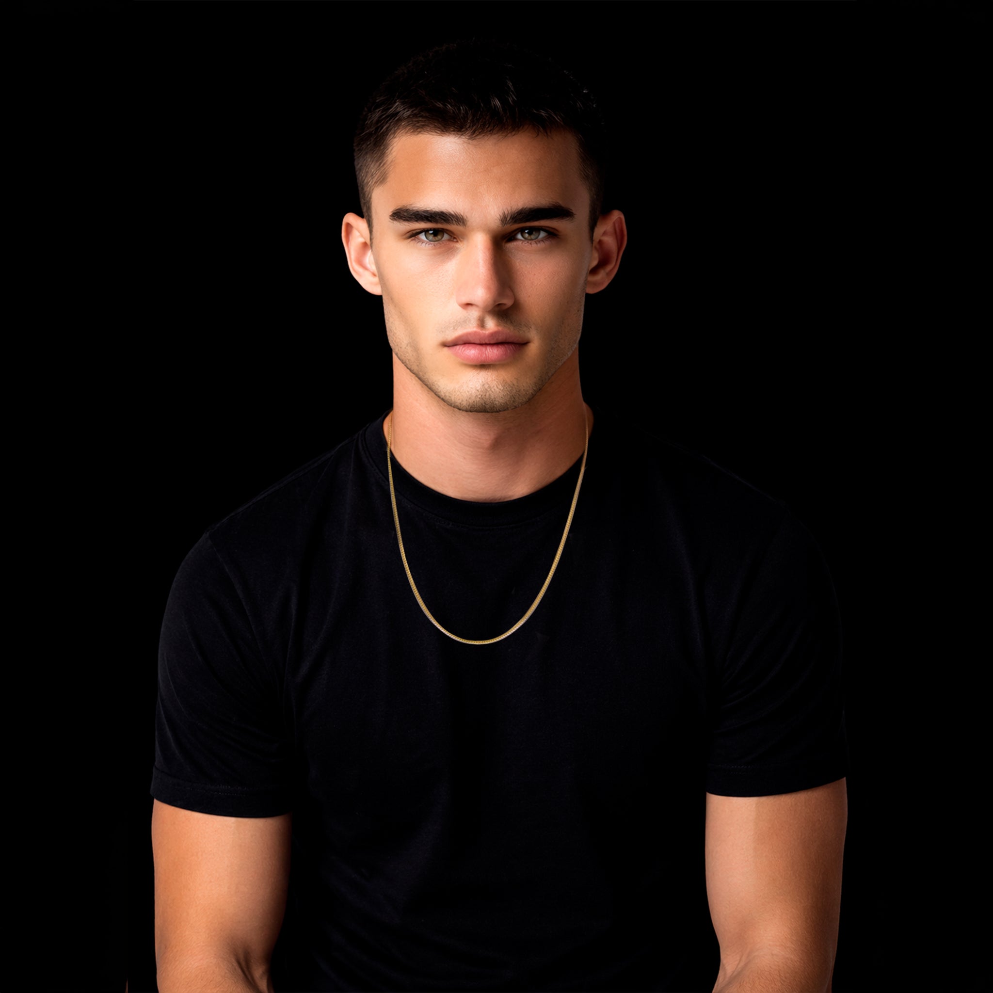 Hombre usando Cadena Cuban Link 2mm de oro sólido 14K