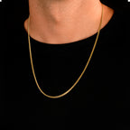Cadena Cuban Link 2mm oro sólido 14K puesta en modelo