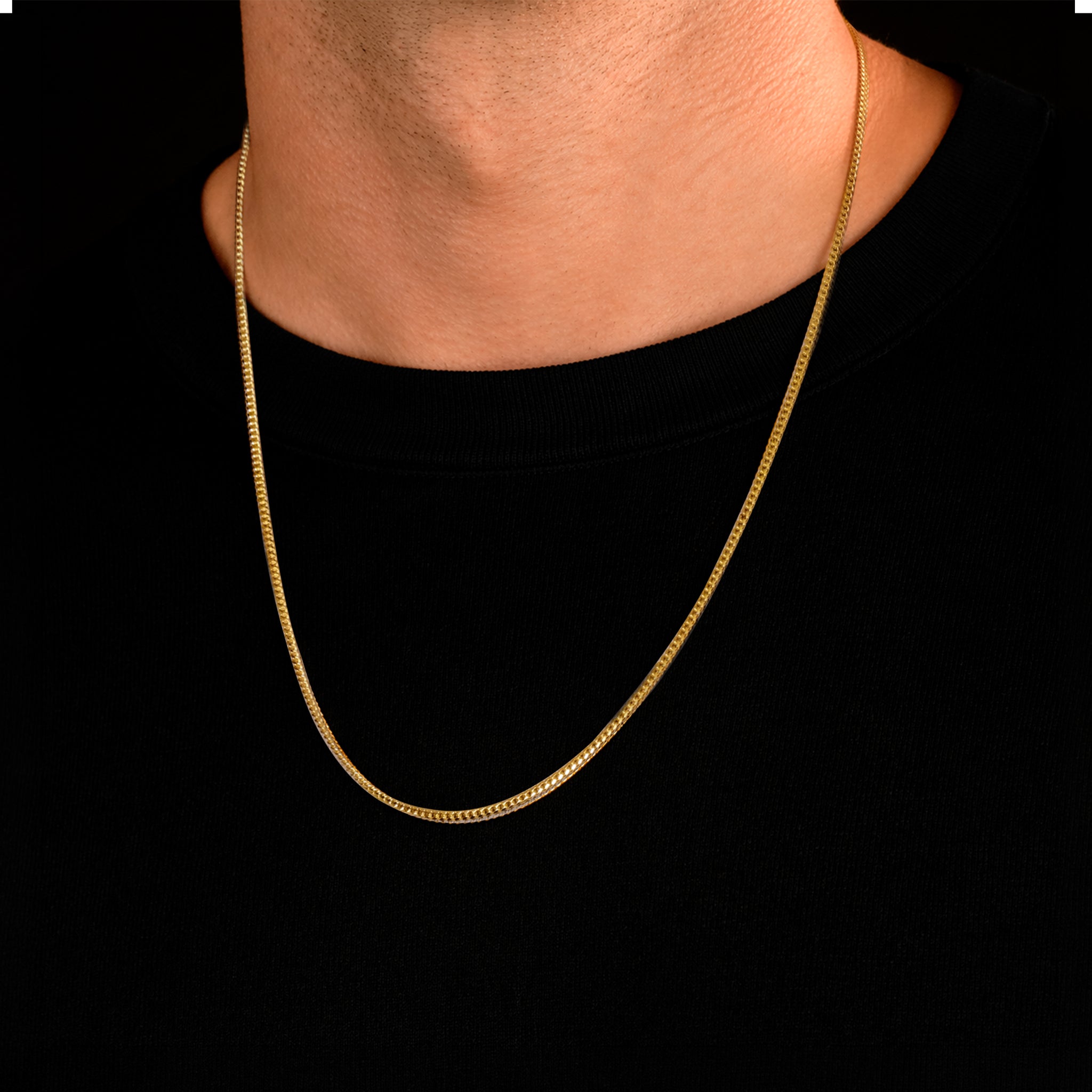Cadena Cuban Link 2mm oro sólido 14K puesta en modelo
