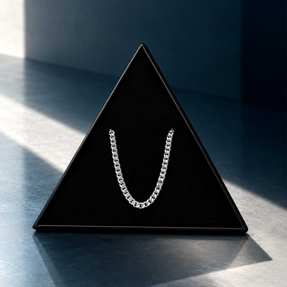Cadena Cuban Link 4mm Plata .925 presentada en caja Triangulum Workshop