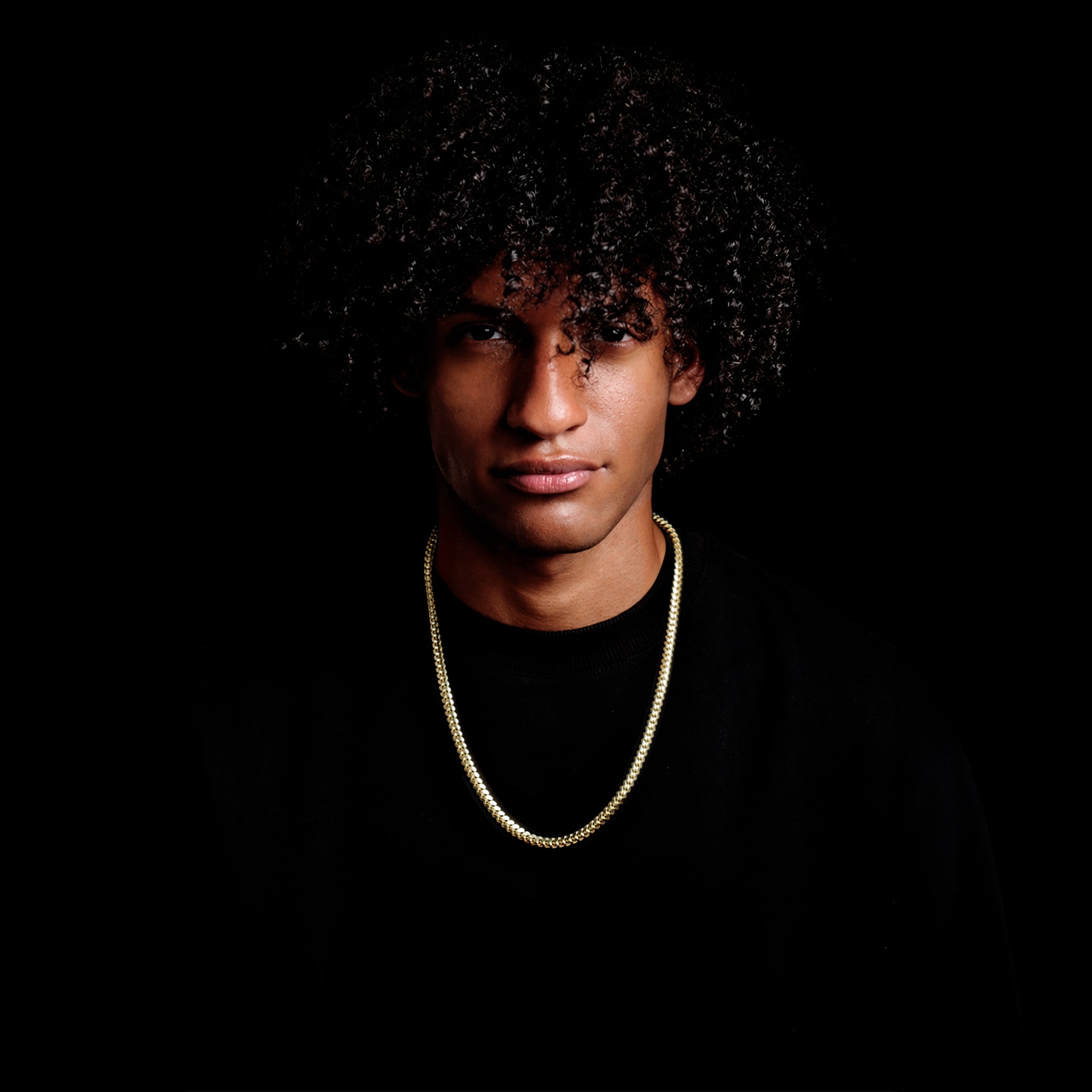 Hombre usando Cadena Cuban Link 6mm de oro sólido
