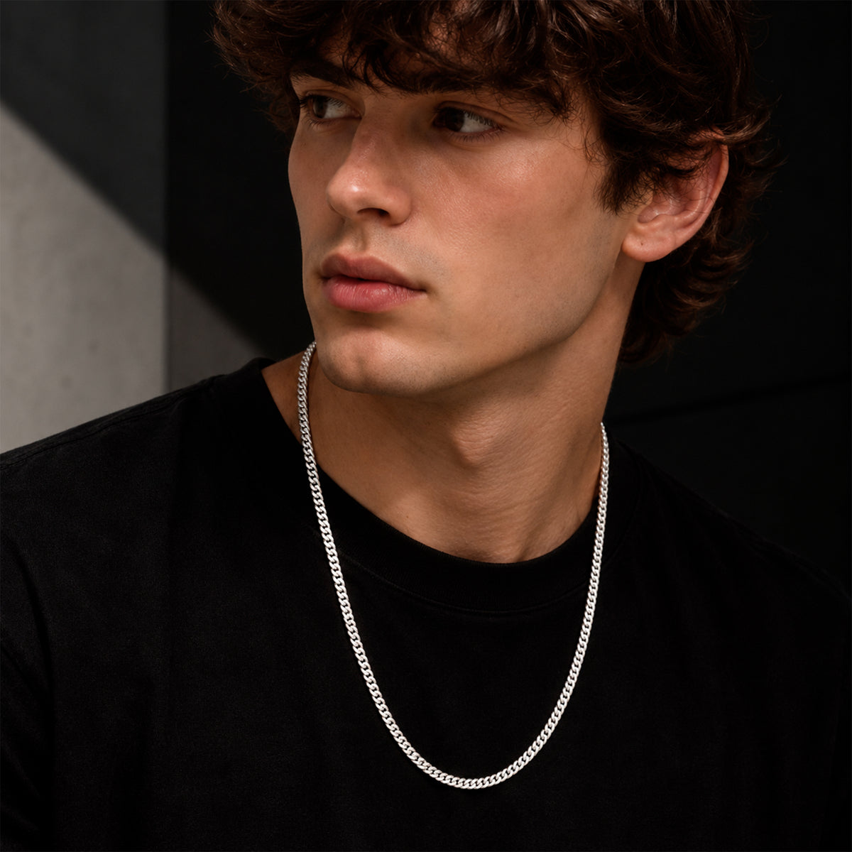 Hombre usando Cadena Cuban Link 6mm de Plata .925
