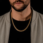 Hombre usando Cadena Cuban Link 8mm en oro sólido