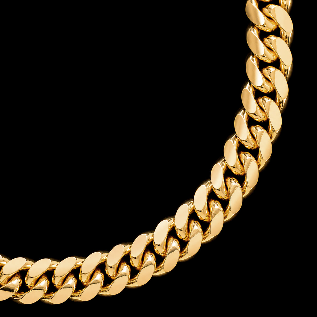 Detalle de textura y eslabones Cuban Link 8mm en oro sólido