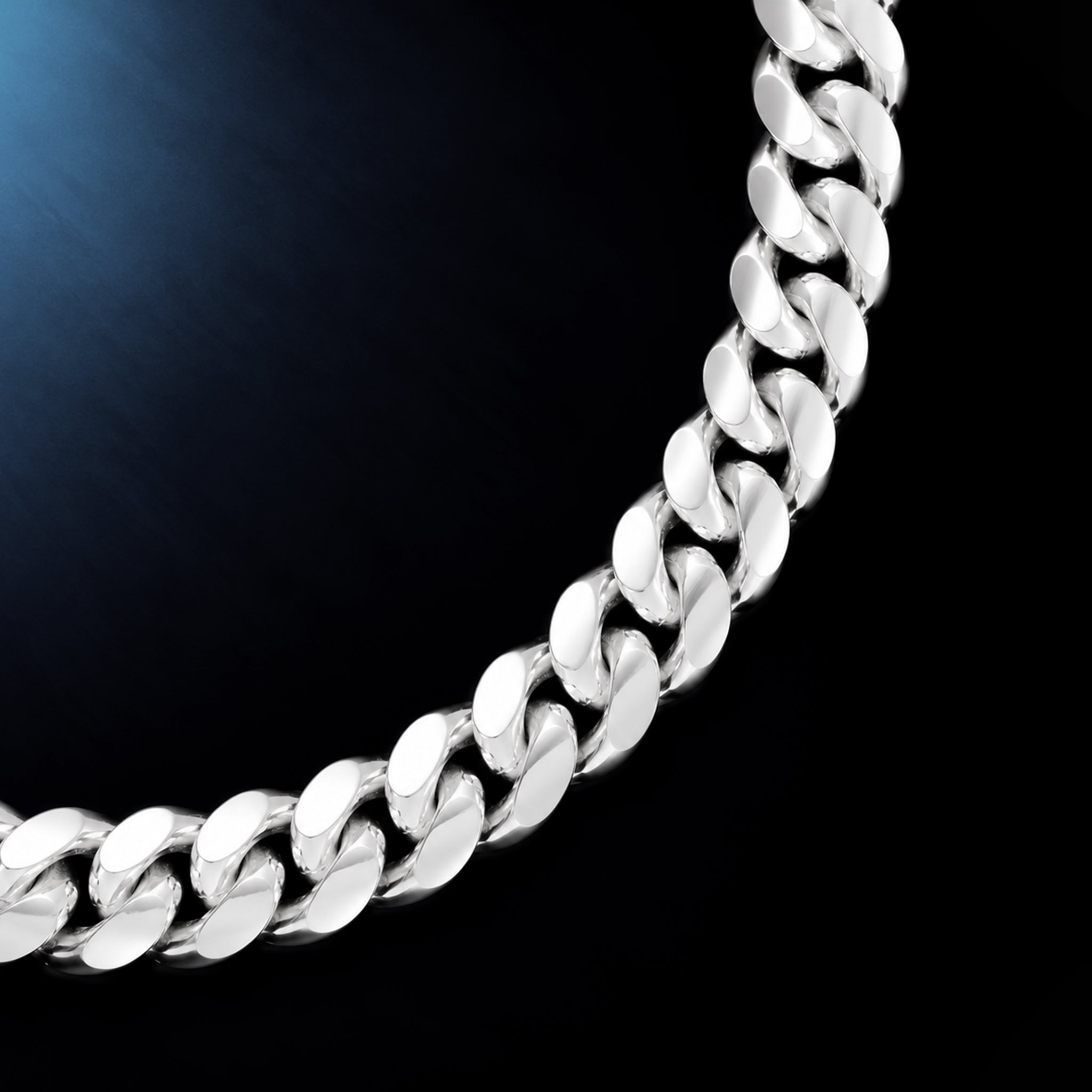 Detalle de textura y eslabones Cuban Link 8mm en Plata .925