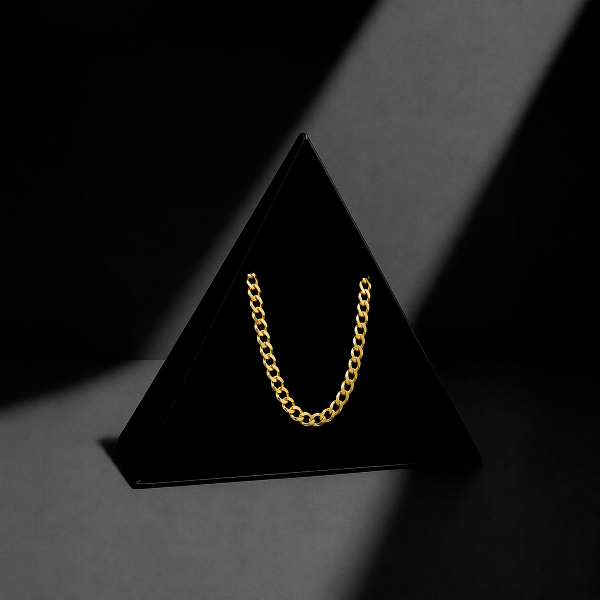 Cadena Curb 8mm de oro sólido con empaque Triangulum